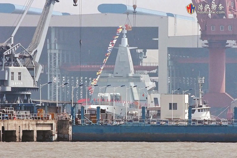 上海江南造船廠的055二號艦於4月底下水進行艤裝作業。(取自浩漢防務)