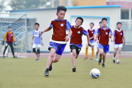 6月18日,河北省寧晉縣北新藝術小學學生踢足球樂享端午。(新華社)