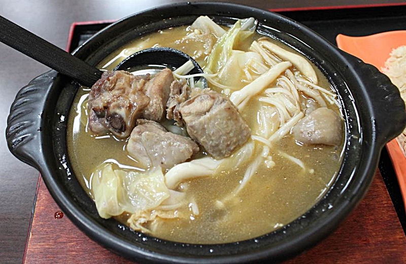 咕咕雞的麻油燒酒雞,味道濃郁,雞肉口感扎實,還添加白菇、高麗菜等,多了一分清甜的香氣。(吳敏菁攝)