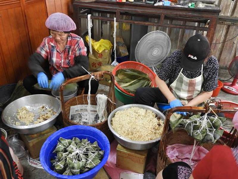 「田媽媽外埔肉粽」配合時下的消費趨勢,粽子偏小顆,但卻紮實飽滿!(陳世宗攝)