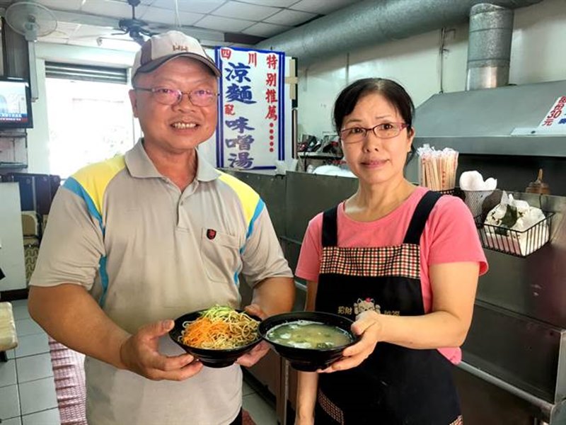 黃慶暉(左)、林金瑞(右)的「佳佳」涼麵,無論是鮮度、用料與口感,都有很棒的口碑。(沈揮勝攝)