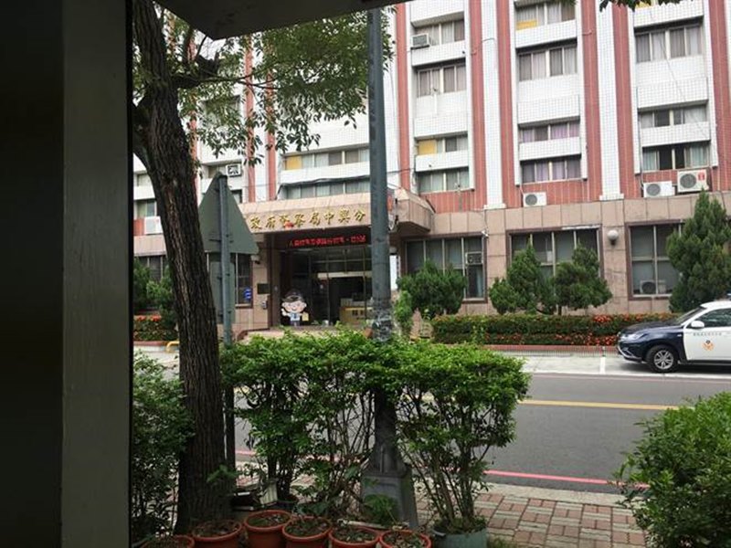從「佳佳」店裡往外看,對面就是中興新村警察分局。(沈揮勝攝)