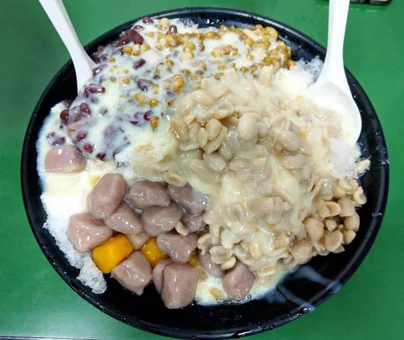 「活力站蒟蒻屋」販售多種食品,其中最多人愛點的就是「任選4種料」的綜合剉冰,滿滿的料布在剉冰上,光看就讓人垂涎三尺。(張穎齊攝)