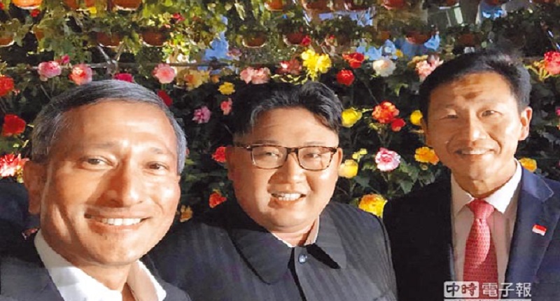 新加坡外長維文(左)在臉書上分享一張與金正恩(中)和星教育部長王乙康(右)在濱海灣花園的自拍合照。這可能是金正恩首次公開與外國政要自拍。(翻攝自維文臉書)
