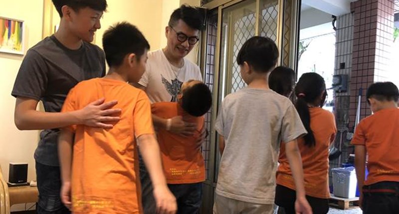 經由與天使家庭的互動,單親兒童感受到家庭的溫暖。(黃國峰翻攝)