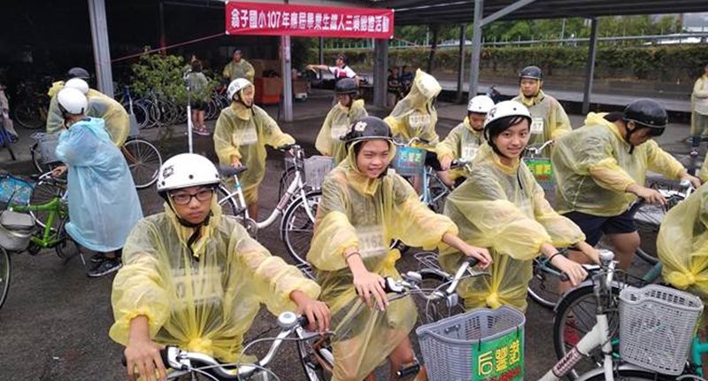 風雨無阻!翁子國小畢業生前往東豐自行車道,挑戰騎乘單車5公里。(王文吉翻攝)