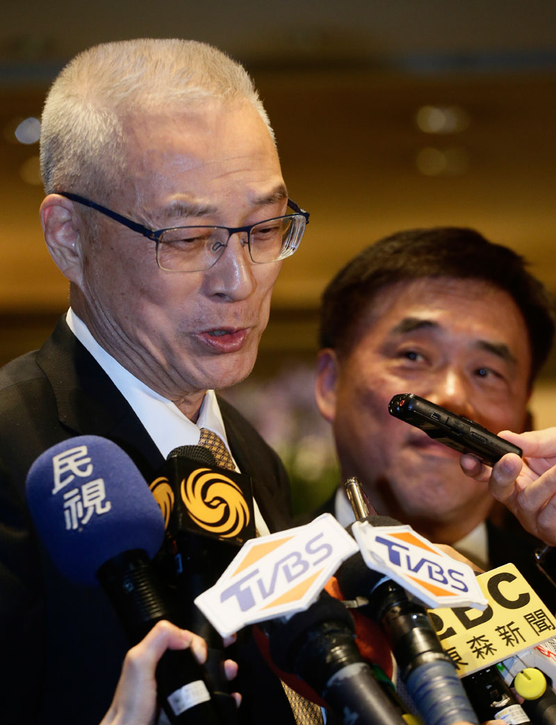 郝龍斌(後)出席海峽論壇前,國民黨主席吳敦義(前)曾對講稿給予意見。(本報系資料照片)