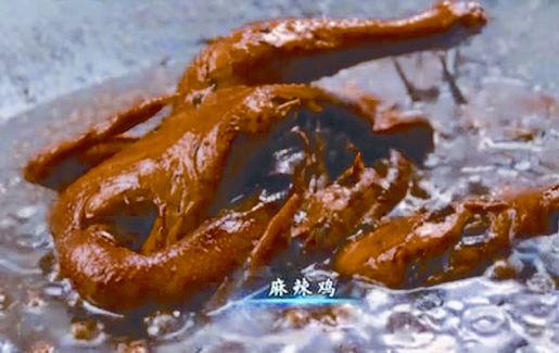 四川古藺龍大爺(下圖)為曾孫女烹製的麻辣雞(上圖)。(取自澎湃新聞網)