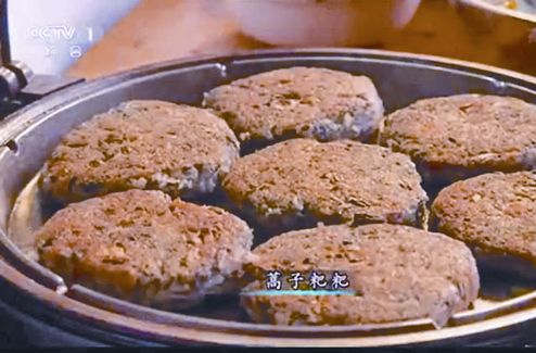 毛坦廠中學陪讀的母親(左圖)給女兒做的蒿子粑粑(右圖)。(取自澎湃新聞網)