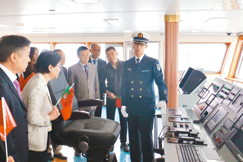 華僑參觀「戚繼光」艦。