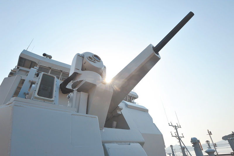 「戚繼光」艦前甲板上配備有一門76毫米口徑的艦炮。(圖片取自大連海軍艦艇學院)