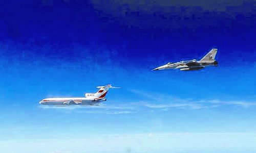 5月11日,空軍司令部公布IDF戰機(右)升空監控共機圖154電偵機(左)的畫面。(空軍司令部提供)