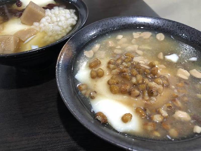 大溪賴媽媽豆花在1971年創立,料好實在,許多遊客到大溪也指名要吃這間店的豆花。(賴佑維攝)