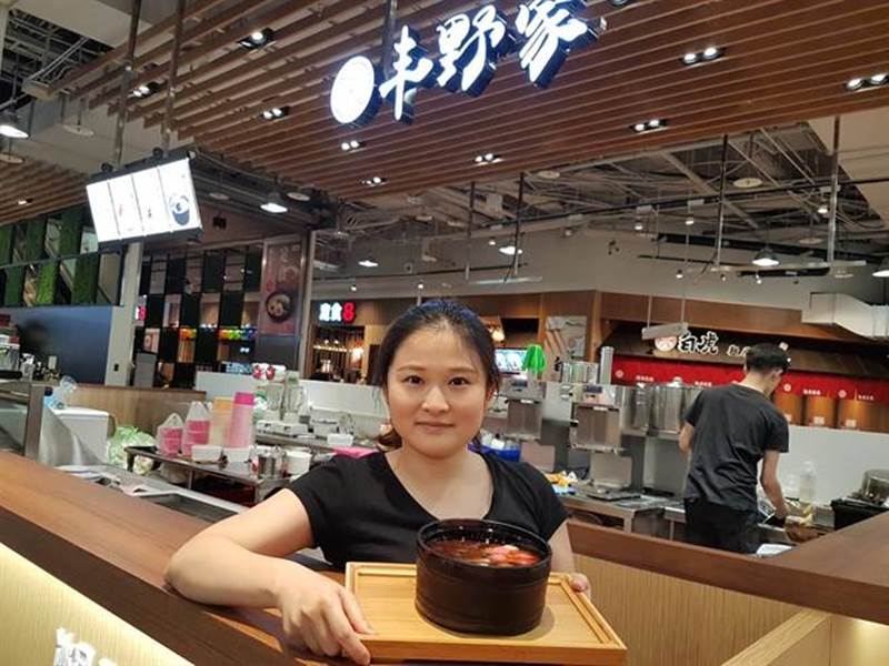 丰野家是台中市大魯閣新時代美食街內一家手作冰品店,老闆娘林佳陵推薦「芒果西瓜霜豆花」跟一般豆花店不同,賣豆花當藝術創作,除豐富視覺口感更加分。(張妍溱攝)