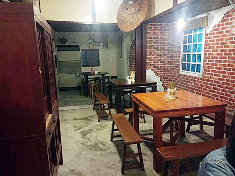 店內以紅磚及黃色燈光營造濃濃的懷舊之情。(許家寧攝)