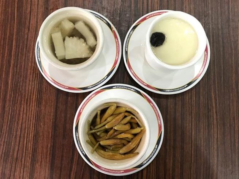 黑肉麵店的招牌湯香菇蒸蛋、苦瓜排骨湯與金針排骨湯。(楊樹煌攝)