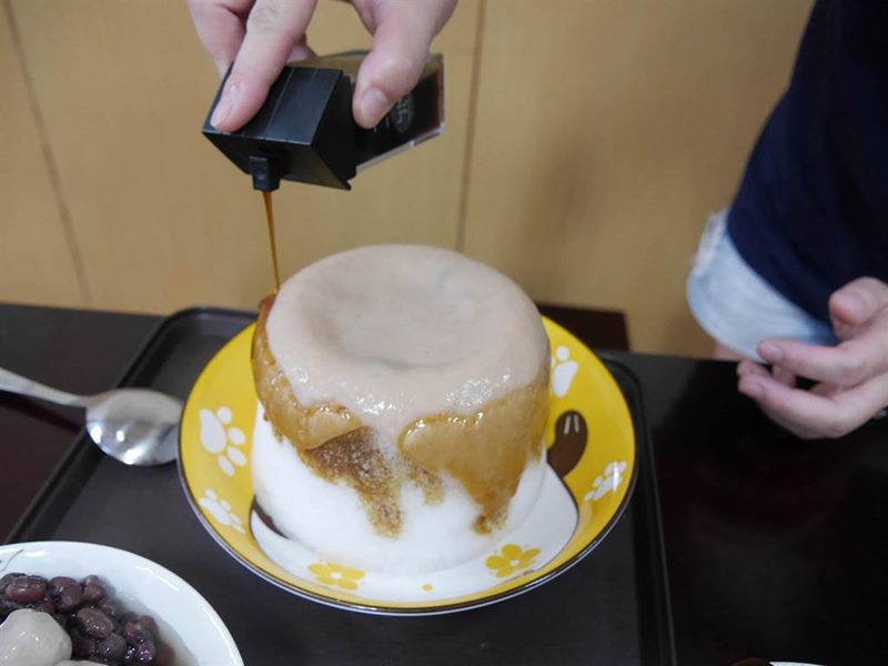 星大王甜品專賣的隱藏版火山芋泥冰,讓芋泥控「芋」罷不能,淋上自製熬煮的黑糖漿又是另一種風味。(蔡依珍攝)