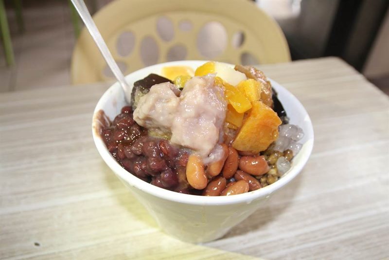 阿三仔冰店的配料全部都是店家選用產地直送的食材熬煮而成,招牌綜合冰分量十足,芋頭、地瓜、紅豆、綠豆等甜度適中,口感綿密,是老饕最愛。(莊曜聰攝)