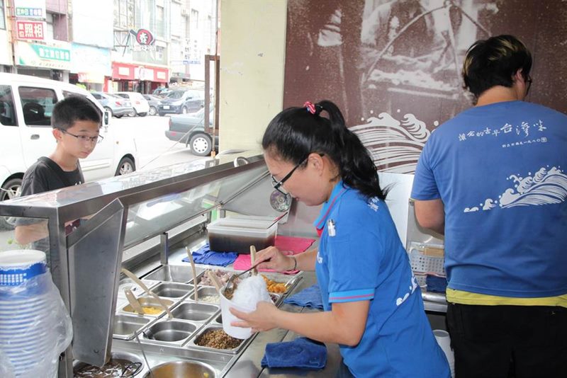 阿三仔冰店的配料全部都是店家選用產地直送的食材熬煮而成,也會依產季增加水果等配料,很受顧客歡迎。(莊曜聰攝)