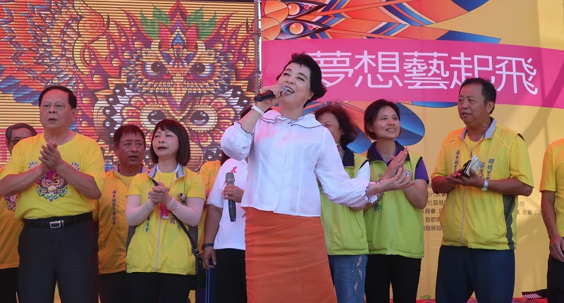 簡文秀老師帶領羅東鎮各里長合唱望春風