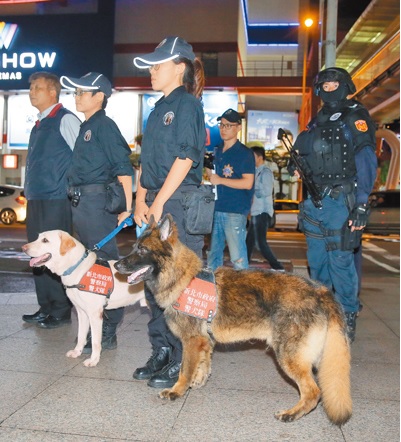 全台近百位「毛警官」,負責緝毒、反恐、攻堅等工作,這些警犬的優秀表現,被譽為是台灣警察的祕密武器,圖為警犬正要到夜店執行臨檢勤務。(本報資料照片)