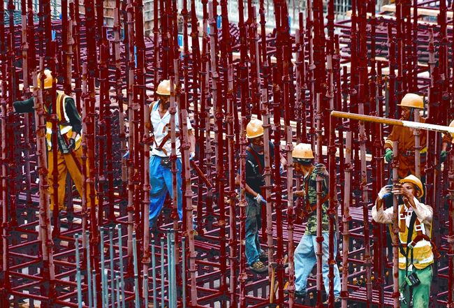 7月4日,中鐵七局的工作人員在鄭州南站站房地鐵換乘站施工現場進行主體支架搭設作業。(新華社)