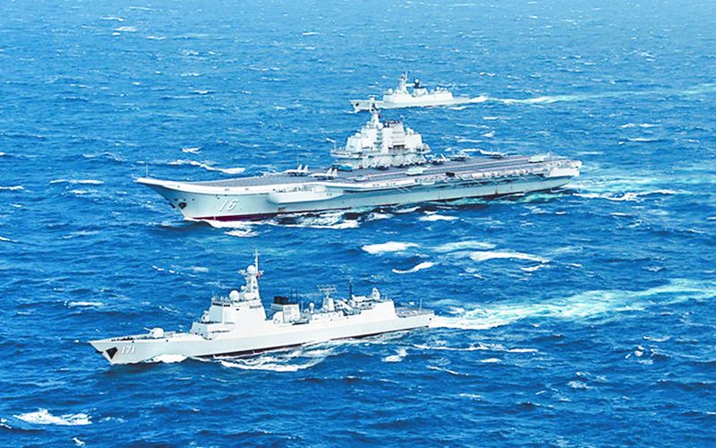 3月21日,國防部長嚴德發在立法院證實,中共航母遼寧號於20日進入台海。圖為遼寧艦航母編隊航行情形。(取自中國軍網)