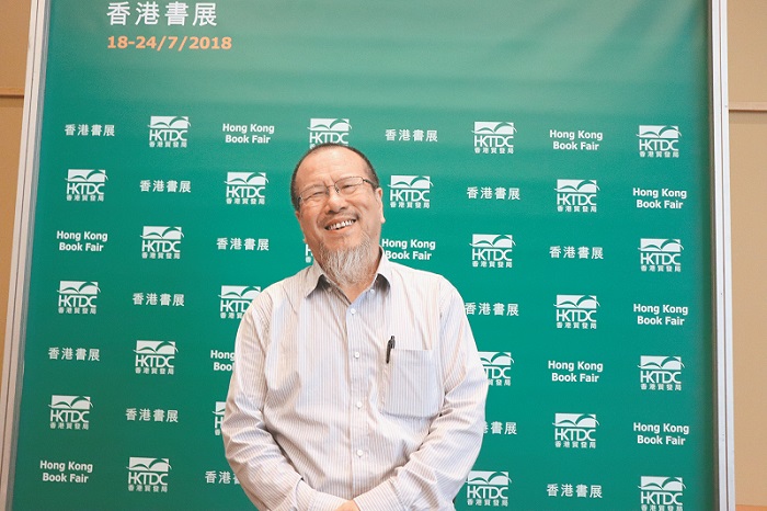 香港前《蘋果日報》總編輯鄭明仁在香港書展接受記者專訪,外表和藹可親的他,內心持著的是一股對新聞業的熱忱,以及對歷史的熱愛,與記者侃侃而談許多問題。(記者呂佳蓉攝)