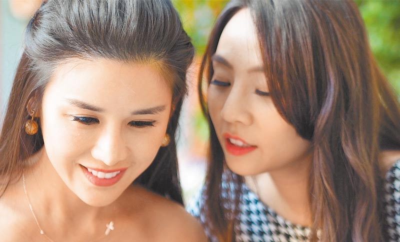 黎艾軒(左)與女性友人分享成長訊息。 (記者王曉鈴攝)