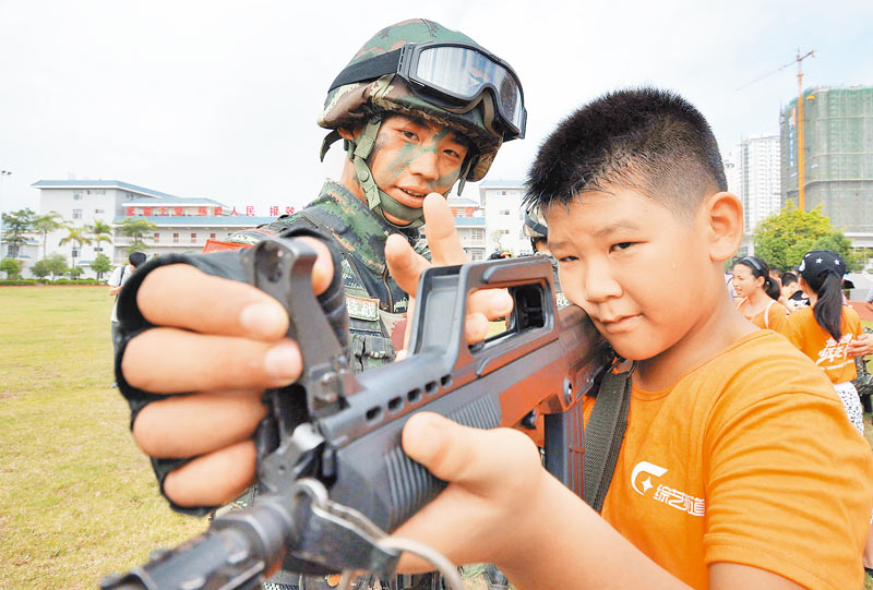 武警廣西總隊南寧市支隊特勤中隊舉行的暑期進警營主題活動。(新華社資料照片)