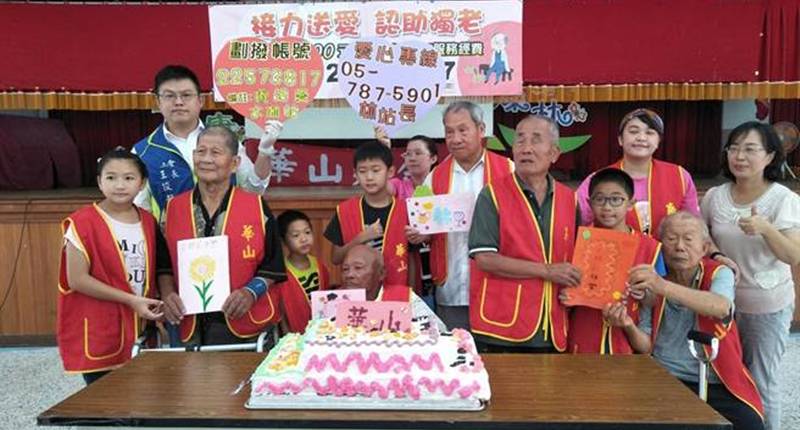 水燦林國小學童送給獨居老人父親節卡片。(張朝欣攝)