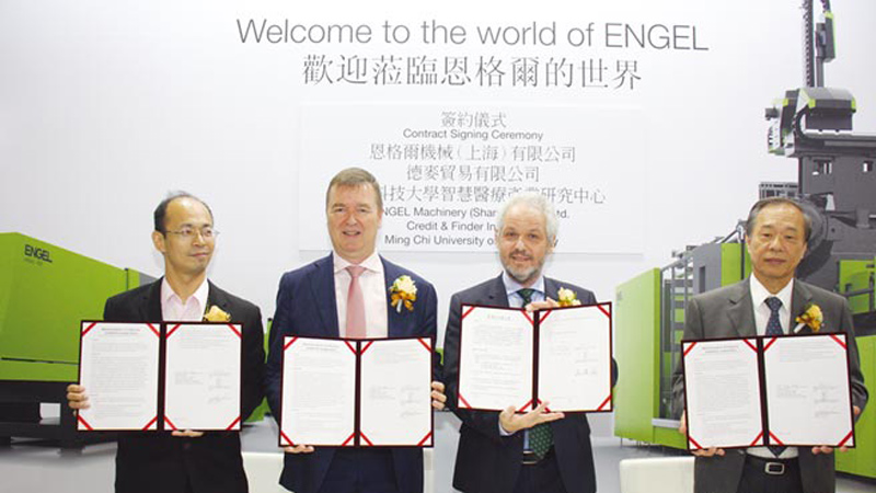 明志科技大學教授洪國永(左起)、EWIKON亞洲區負責人Henk Jan Pomstra、ENGEL亞洲區負責人Gero Willmeroth、德麥副總經理詹肇洋,共同簽署合作備忘錄。圖╱陳宗慶