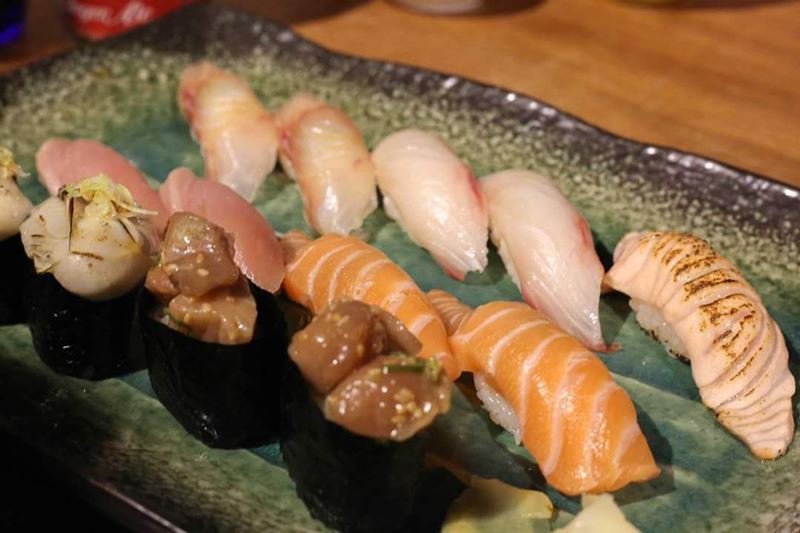花蓮深夜食堂的握壽司食材新鮮、價格親民,是不少民眾深夜消夜首選。(許家寧攝)