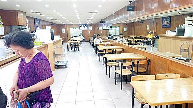 三重牛乳大王店內乾淨寬敞,座位不少,適合三五好友來享受下午茶悠閒時光。(吳岳修攝)