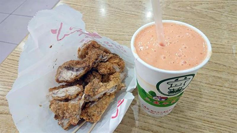 三重人才知道的獨特下午茶套餐,木瓜牛奶配雞排。(吳岳修攝)