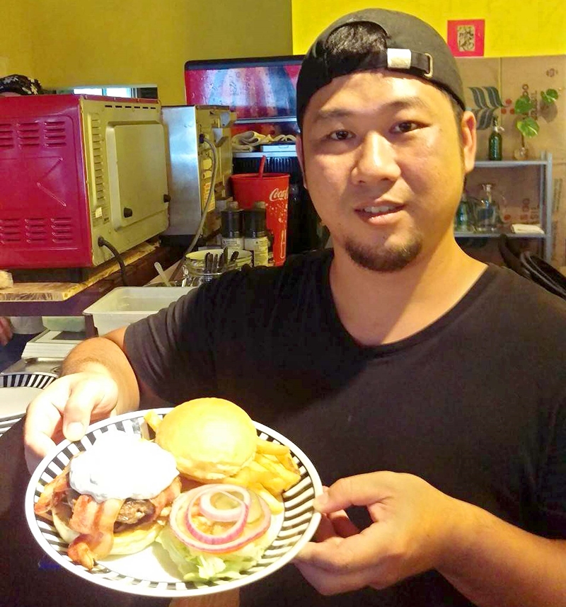 「藍紋乳酪紅酒蘑菇起士牛肉堡」以酸奶等調整改良藍紋乳酪,保有起士的濃純香味又讓味道變得清爽。(潘建志攝)