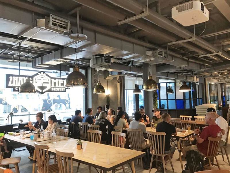「掌門」座落在熱門景點棧貳庫中,不少民眾衝著餐點及高雄港海景而來。(柯宗緯攝)