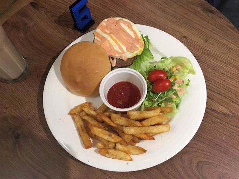 北投區早午餐店4dream 照燒豬肉堡,肉排經醃漬、煎烤後香味四溢。(吳堂靖攝)