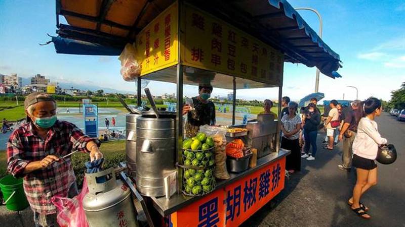 宜蘭河濱公園的台式漢堡人氣十足,是知名的排隊美食之一。(李忠一攝)