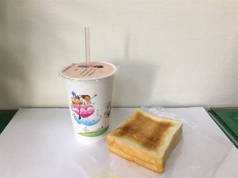 霧峰牛乳大王的木瓜牛乳搭配吐司,是當地人最愛的傳統台式下午茶。(林欣儀攝)