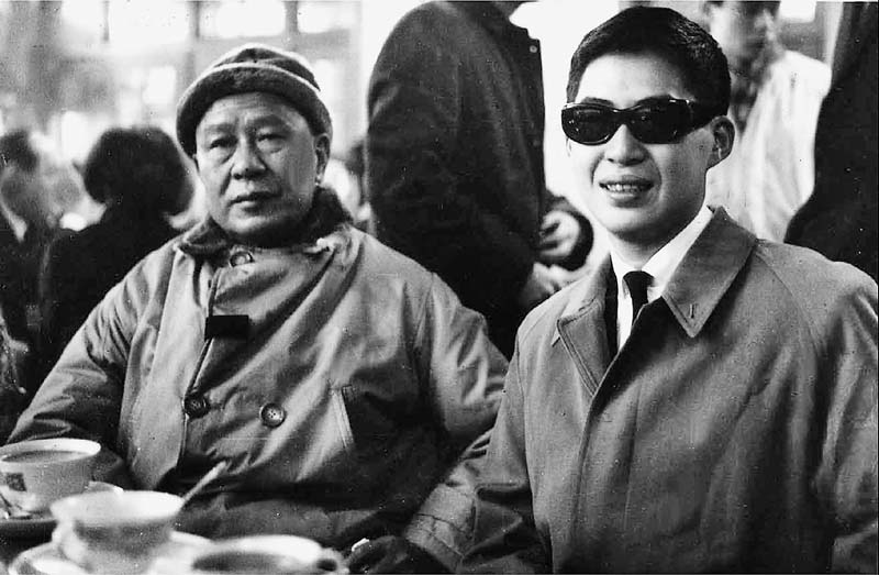 白先勇(右)一九六三年赴美留學,在台北松山機場與父親白崇禧留下最後一張合影。(時報出版社提供)