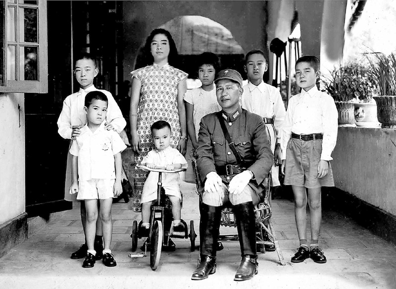 一九四三年,白崇禧(前排右一)難得回桂林家中,與白先勇(前排左一)和其他六個子女拍下這張合照。(時報出版社提供)