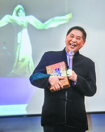 文學大師白先勇製作的崑曲青春版《牡丹亭》,在2015年時舉辦十年有成系列活動,白先勇抱著新出版的《牡丹情緣》心情相當愉快。(本報資料照片)