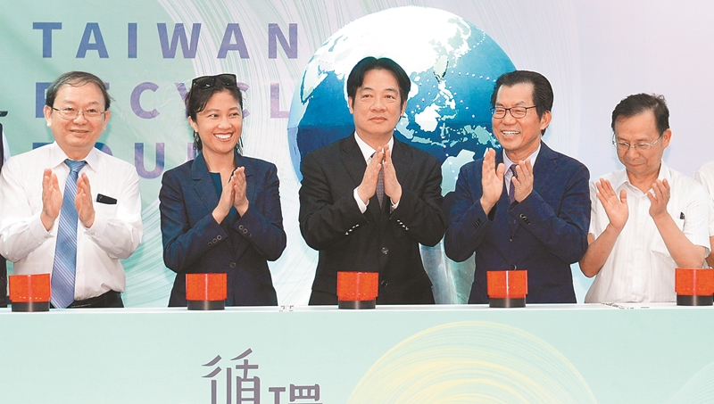 環保署31日舉辦「循環再生-回收基金20年特展」,行政院長賴清德(中)、行政院發言人谷辣斯(左二)、環保署長李應元(右二)等出席開幕儀式。(本報資料照片)
