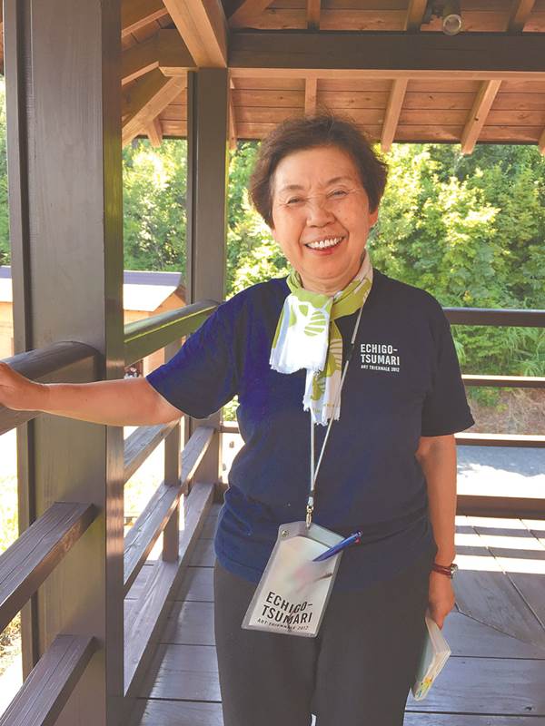 住在十日町市的老奶奶Michiko Hiquchi主動來擔任藝術祭志工,她開心地說,自己沒有出過國,卻有來自各國的朋友。(謝錦芳攝)