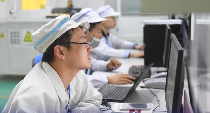 3月7日,福建寧德時代研發人員在分析數據。(新華社)