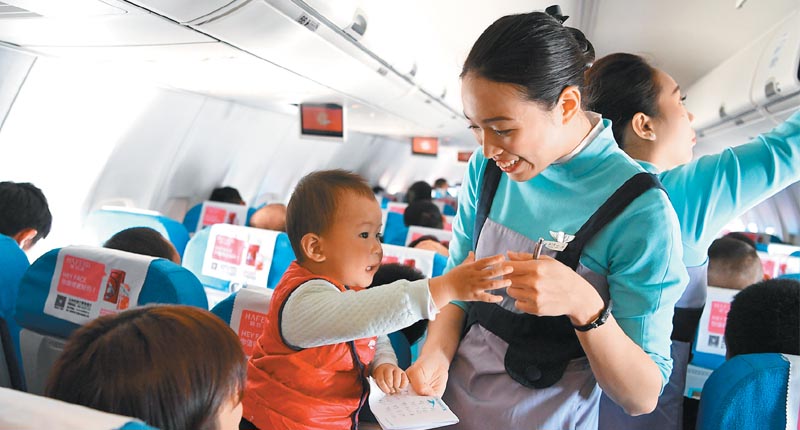 ▲台灣年輕人月領22K窘境未見有效改善。圖為2月11日,廈門航空台籍空姐春運忙。(中新社)