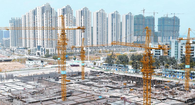 大陸因房價過高、房貸負擔過重,出現消費降級景象。圖為福州一處在建樓盤。(中新社資料照片)