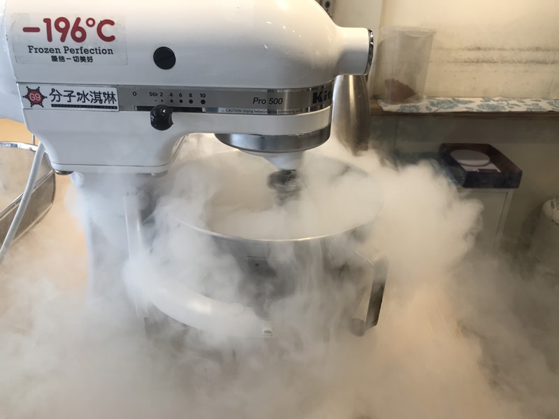 分子冰淇淋原料充分攪拌後加入液態氮,液態氮碰到常溫後瞬間揮發,讓空氣中的水蒸氣凝結成小水滴,冒出濃濃的白煙。(張祈攝)
