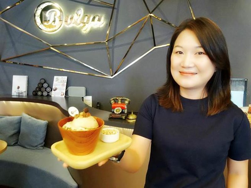 寶格冰淇淋老闆娘陳苡榛推薦自家採最原始自然食材製作的冰淇淋。(馮惠宜攝)
